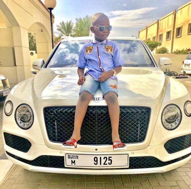 Lối sống xa hoa của rich kid Nigeria: Tự xưng tỷ phú trẻ nhất thế giới, 6 tuổi có cơ ngơi riêng, dàn Lamborghini, Ferrari la liệt khắp nhà - Ảnh 2.