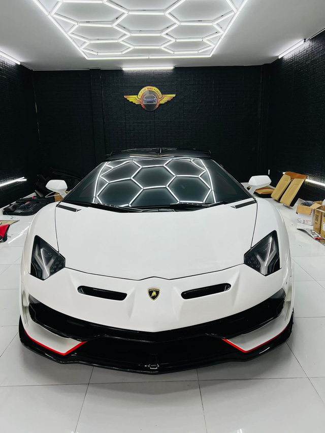 Thiếu gia Đắk Lắk độ Lamborghini Aventador Roadster thành phiên bản giới hạn SVJ đầu tiên tại Việt Nam - Ảnh 1.