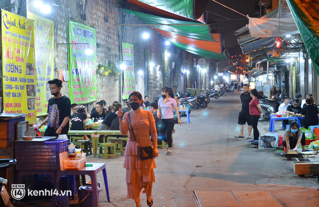  Cảnh trái ngược tại những con phố ẩm thực Hà Nội ngày đầu mở bán sau 21h00: Tạ Hiện đông đúc, những khu phố khác vắng vẻ - Ảnh 11.