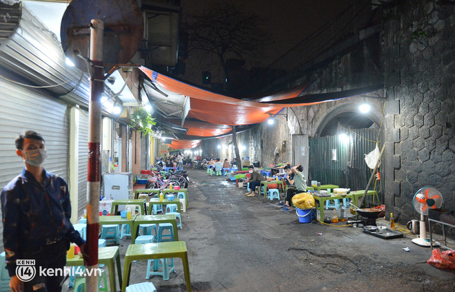  Cảnh trái ngược tại những con phố ẩm thực Hà Nội ngày đầu mở bán sau 21h00: Tạ Hiện đông đúc, những khu phố khác vắng vẻ - Ảnh 13.