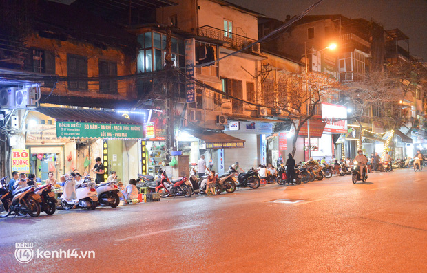  Cảnh trái ngược tại những con phố ẩm thực Hà Nội ngày đầu mở bán sau 21h00: Tạ Hiện đông đúc, những khu phố khác vắng vẻ - Ảnh 14.