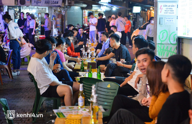  Cảnh trái ngược tại những con phố ẩm thực Hà Nội ngày đầu mở bán sau 21h00: Tạ Hiện đông đúc, những khu phố khác vắng vẻ - Ảnh 3.