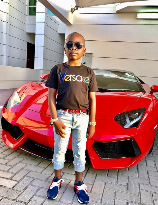 Lối sống xa hoa của rich kid Nigeria: Tự xưng tỷ phú trẻ nhất thế giới, 6 tuổi có cơ ngơi riêng, dàn Lamborghini, Ferrari la liệt khắp nhà - Ảnh 3.