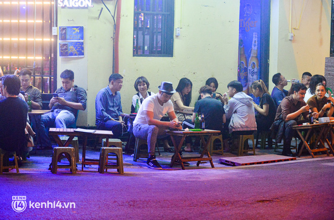  Cảnh trái ngược tại những con phố ẩm thực Hà Nội ngày đầu mở bán sau 21h00: Tạ Hiện đông đúc, những khu phố khác vắng vẻ - Ảnh 4.