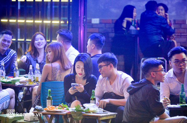  Cảnh trái ngược tại những con phố ẩm thực Hà Nội ngày đầu mở bán sau 21h00: Tạ Hiện đông đúc, những khu phố khác vắng vẻ - Ảnh 5.