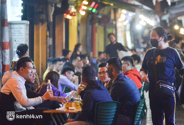  Cảnh trái ngược tại những con phố ẩm thực Hà Nội ngày đầu mở bán sau 21h00: Tạ Hiện đông đúc, những khu phố khác vắng vẻ - Ảnh 6.