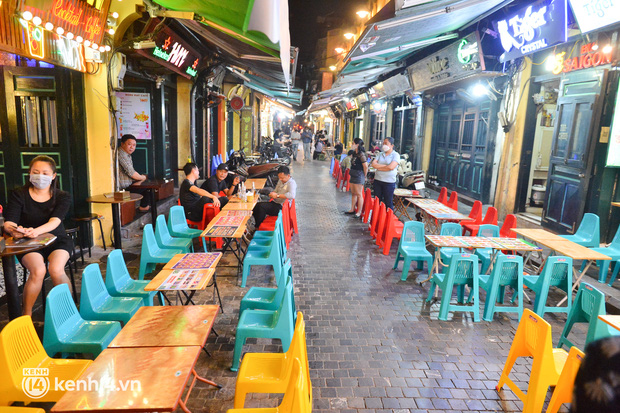  Cảnh trái ngược tại những con phố ẩm thực Hà Nội ngày đầu mở bán sau 21h00: Tạ Hiện đông đúc, những khu phố khác vắng vẻ - Ảnh 7.