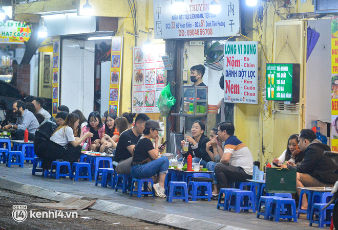  Cảnh trái ngược tại những con phố ẩm thực Hà Nội ngày đầu mở bán sau 21h00: Tạ Hiện đông đúc, những khu phố khác vắng vẻ - Ảnh 8.