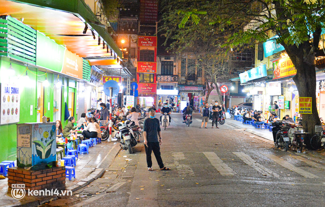  Cảnh trái ngược tại những con phố ẩm thực Hà Nội ngày đầu mở bán sau 21h00: Tạ Hiện đông đúc, những khu phố khác vắng vẻ - Ảnh 10.