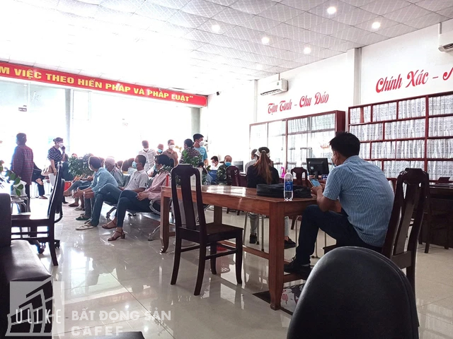 Đi công chứng đất từ 7 giờ sáng đến chiều vẫn chưa đến lượt, thấy gì ở các phòng công chứng đất đai tỉnh lân cận Sài Gòn - Ảnh 2.