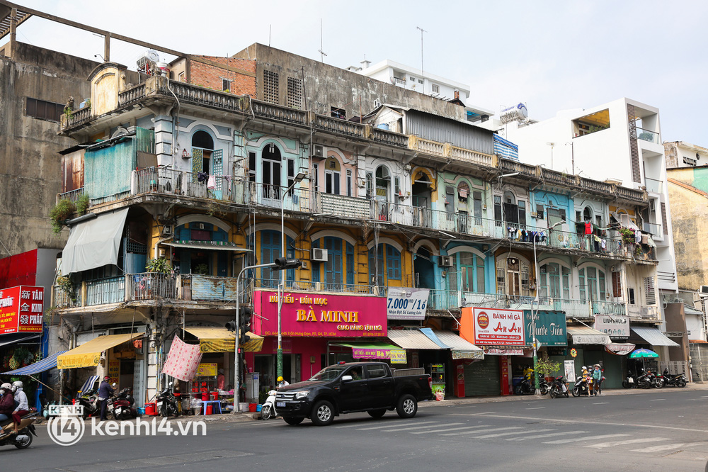  Cận cảnh chung cư chờ sập ở khu Chợ Lớn Sài Gòn, 32 hộ dân vẫn bám víu dù được yêu cầu di dời khẩn cấp - Ảnh 1.