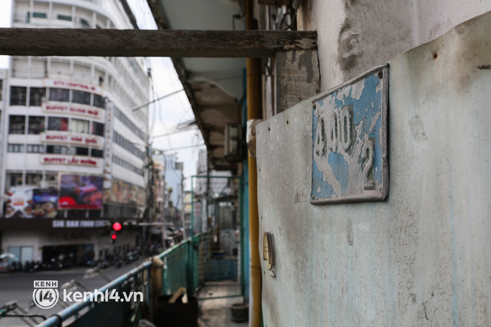  Cận cảnh chung cư chờ sập ở khu Chợ Lớn Sài Gòn, 32 hộ dân vẫn bám víu dù được yêu cầu di dời khẩn cấp - Ảnh 2.