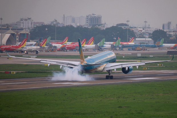 Sân bay Tân Sơn Nhất tạm dừng một đường cất hạ cánh, Vietnam Airlines khuyến nghị hành khách theo dõi lịch bay thường xuyên - Ảnh 1.