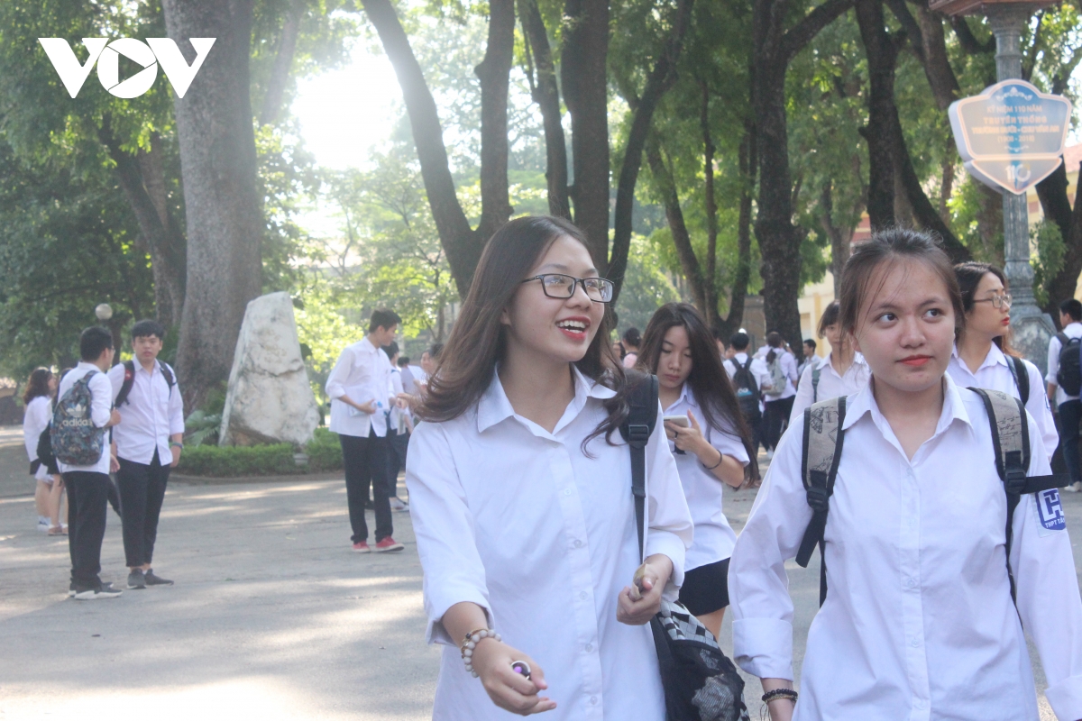 Học sinh từ lớp 7-12 ở Hà Nội được phép đi học trực tiếp - Ảnh 1.