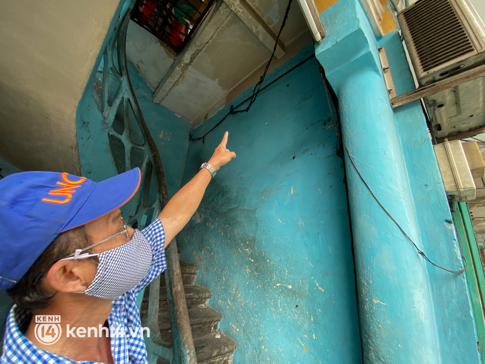  Cận cảnh chung cư chờ sập ở khu Chợ Lớn Sài Gòn, 32 hộ dân vẫn bám víu dù được yêu cầu di dời khẩn cấp - Ảnh 15.