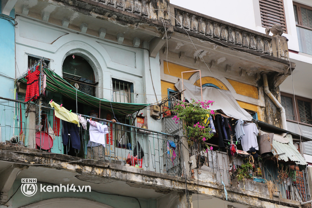  Cận cảnh chung cư chờ sập ở khu Chợ Lớn Sài Gòn, 32 hộ dân vẫn bám víu dù được yêu cầu di dời khẩn cấp - Ảnh 16.