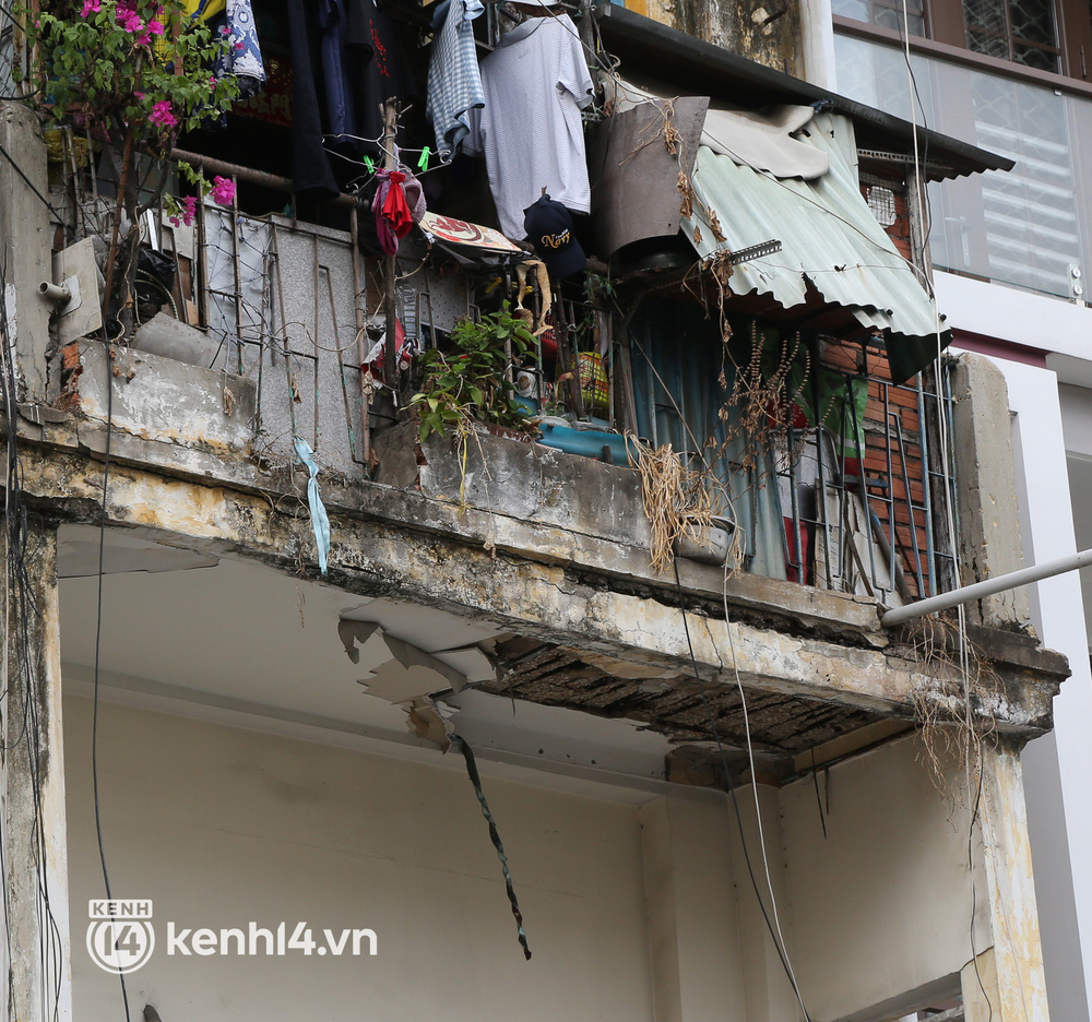  Cận cảnh chung cư chờ sập ở khu Chợ Lớn Sài Gòn, 32 hộ dân vẫn bám víu dù được yêu cầu di dời khẩn cấp - Ảnh 17.