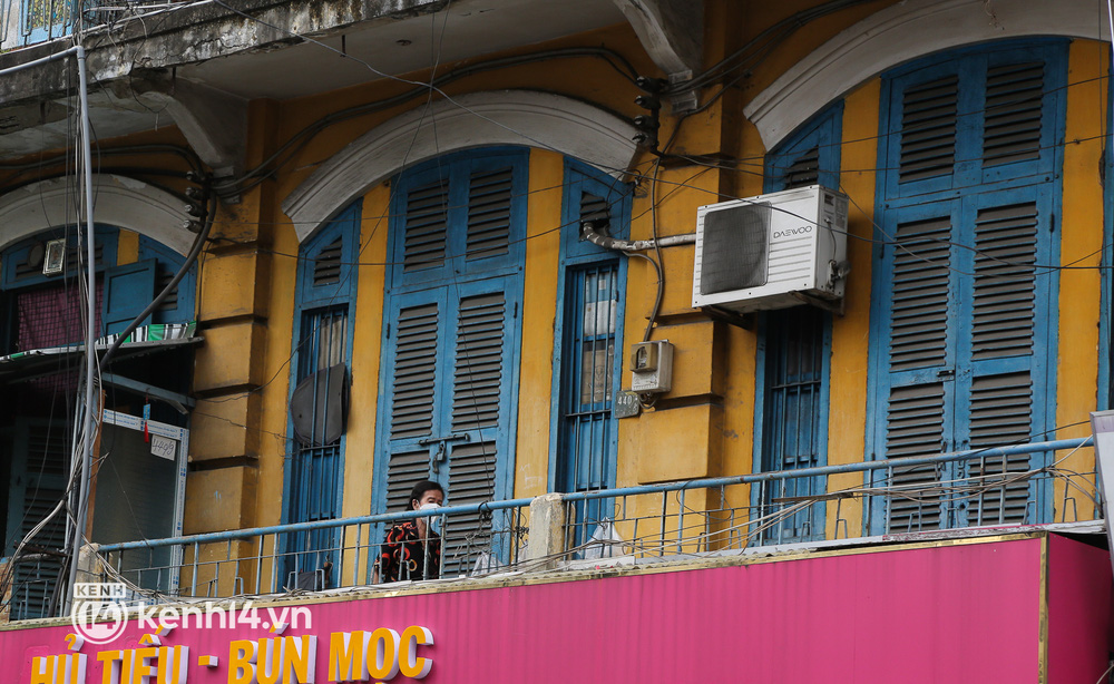  Cận cảnh chung cư chờ sập ở khu Chợ Lớn Sài Gòn, 32 hộ dân vẫn bám víu dù được yêu cầu di dời khẩn cấp - Ảnh 18.