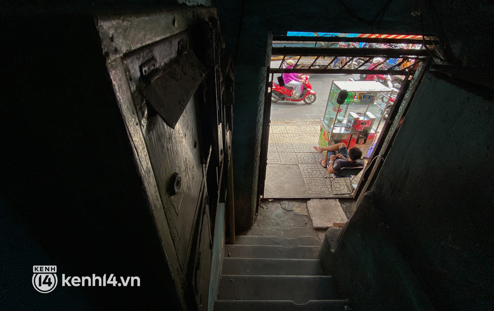  Cận cảnh chung cư chờ sập ở khu Chợ Lớn Sài Gòn, 32 hộ dân vẫn bám víu dù được yêu cầu di dời khẩn cấp - Ảnh 6.