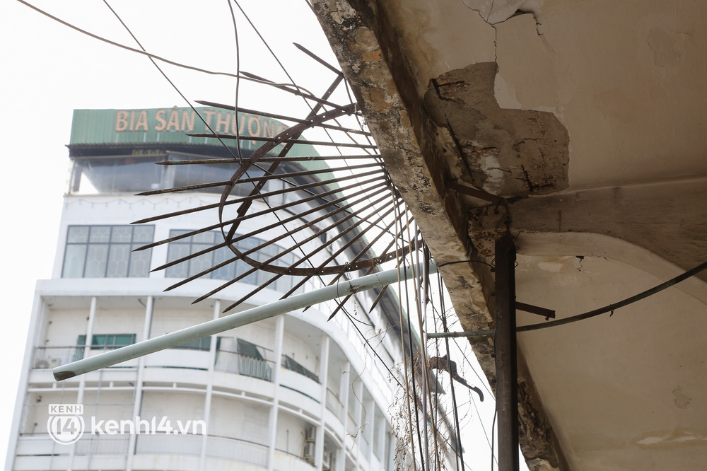  Cận cảnh chung cư chờ sập ở khu Chợ Lớn Sài Gòn, 32 hộ dân vẫn bám víu dù được yêu cầu di dời khẩn cấp - Ảnh 9.