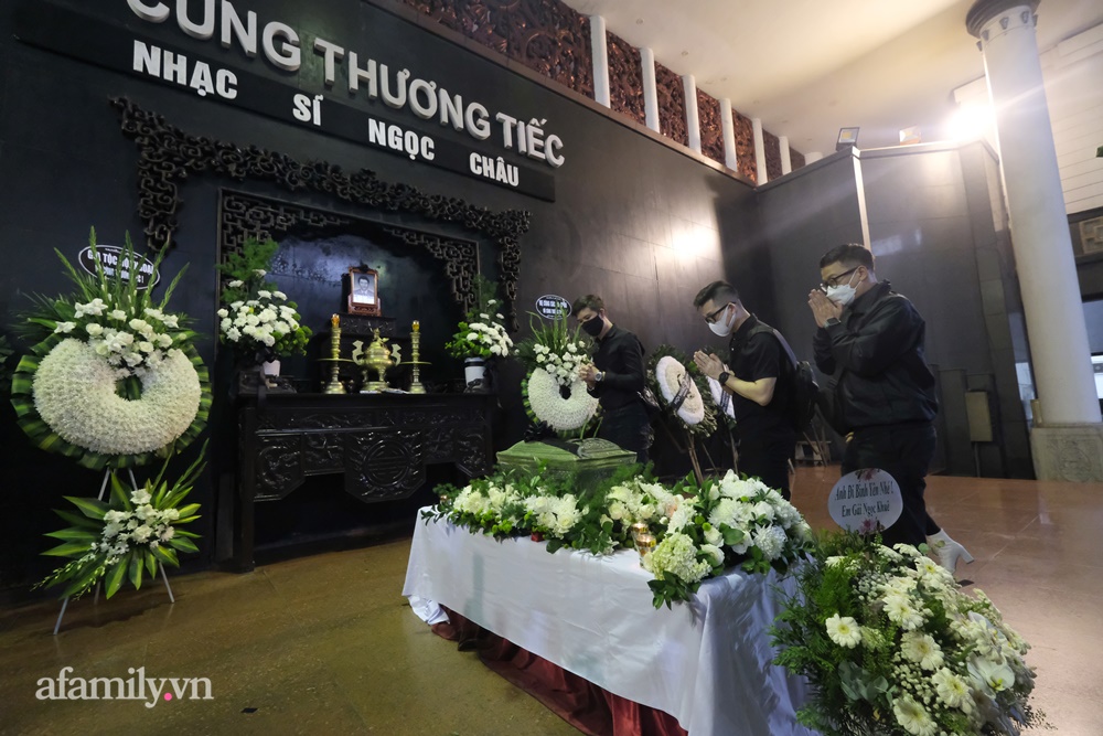 Lễ tang nhạc sĩ Ngọc Châu Thì thầm mùa xuân: Gia đình khóc nghẹn; Chồng diva Mỹ Linh, Chiều Xuân và dàn nghệ sĩ lần lượt vào viếng - Ảnh 1. Lễ tang nhạc sĩ Ngọc Châu Thì thầm mùa xuân: Gia đình khóc nghẹn; Chồng diva Mỹ Linh, Chiều Xuân và dàn nghệ sĩ lần lượt vào viếng - Ảnh 1.