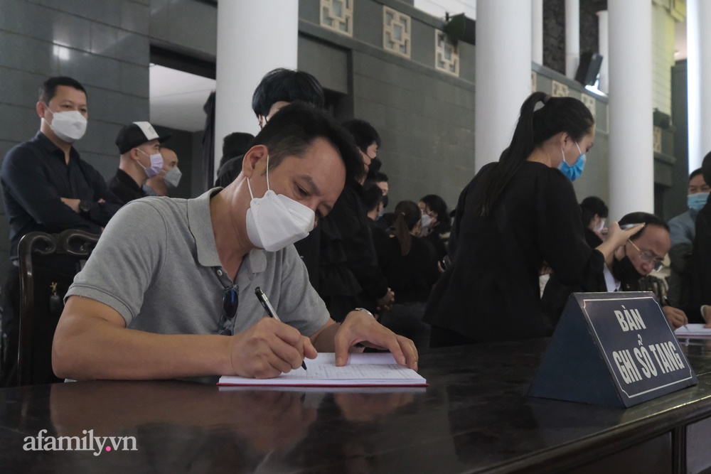 Lễ tang nhạc sĩ Ngọc Châu Thì thầm mùa xuân: Gia đình khóc nghẹn; Chồng diva Mỹ Linh, Chiều Xuân và dàn nghệ sĩ lần lượt vào viếng - Ảnh 4. Lễ tang nhạc sĩ Ngọc Châu Thì thầm mùa xuân: Gia đình khóc nghẹn; Chồng diva Mỹ Linh, Chiều Xuân và dàn nghệ sĩ lần lượt vào viếng - Ảnh 4.
