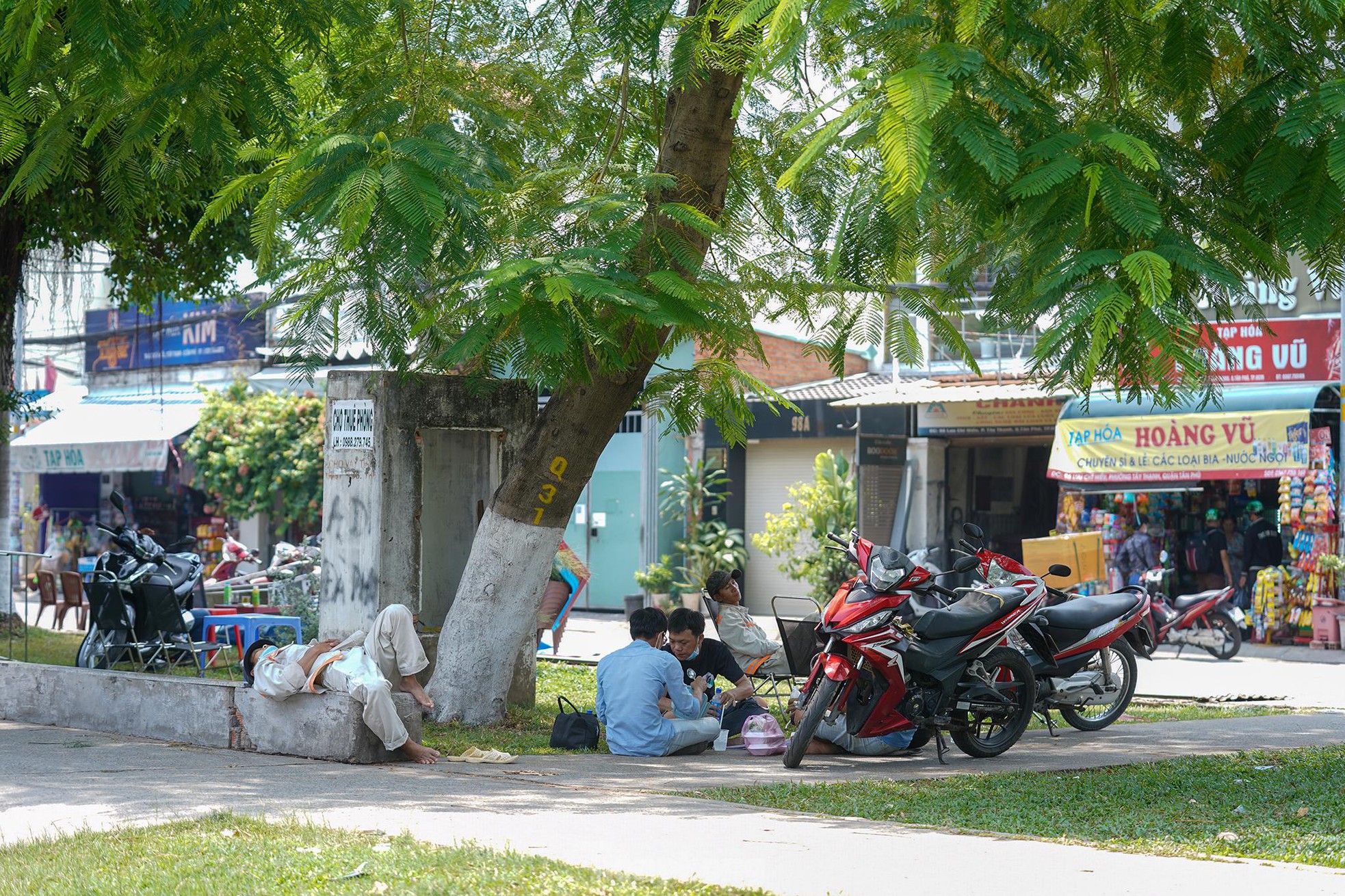 Người dân TPHCM mắc võng ở công viên tránh nóng - Ảnh 11.