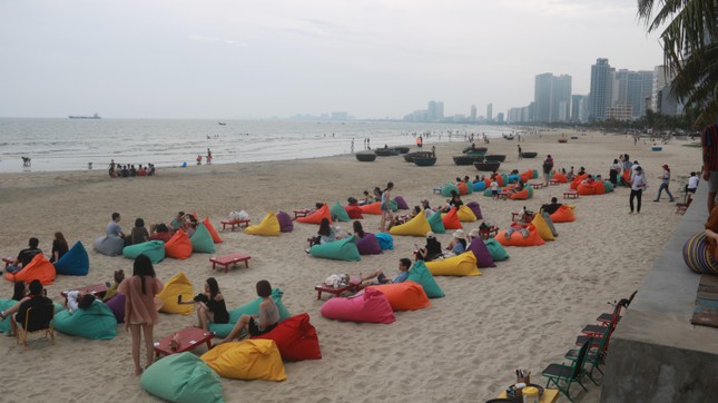  Biển Đà Nẵng đông nghịt người ngày cuối tuần  - Ảnh 13.
