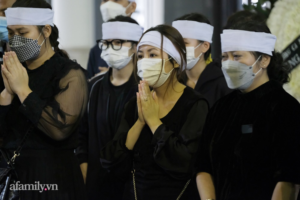 Lễ tang nhạc sĩ Ngọc Châu Thì thầm mùa xuân: Gia đình khóc nghẹn; Chồng diva Mỹ Linh, Chiều Xuân và dàn nghệ sĩ lần lượt vào viếng - Ảnh 7. Lễ tang nhạc sĩ Ngọc Châu Thì thầm mùa xuân: Gia đình khóc nghẹn; Chồng diva Mỹ Linh, Chiều Xuân và dàn nghệ sĩ lần lượt vào viếng - Ảnh 7.