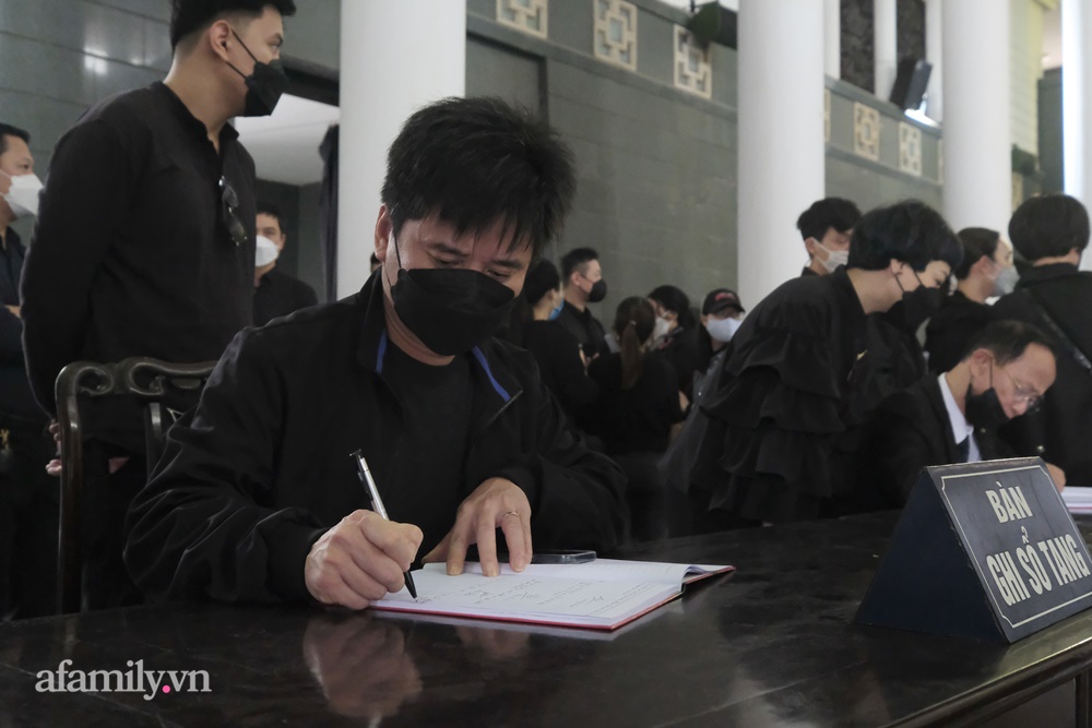Lễ tang nhạc sĩ Ngọc Châu Thì thầm mùa xuân: Gia đình khóc nghẹn; Chồng diva Mỹ Linh, Chiều Xuân và dàn nghệ sĩ lần lượt vào viếng - Ảnh 9. Lễ tang nhạc sĩ Ngọc Châu Thì thầm mùa xuân: Gia đình khóc nghẹn; Chồng diva Mỹ Linh, Chiều Xuân và dàn nghệ sĩ lần lượt vào viếng - Ảnh 9.