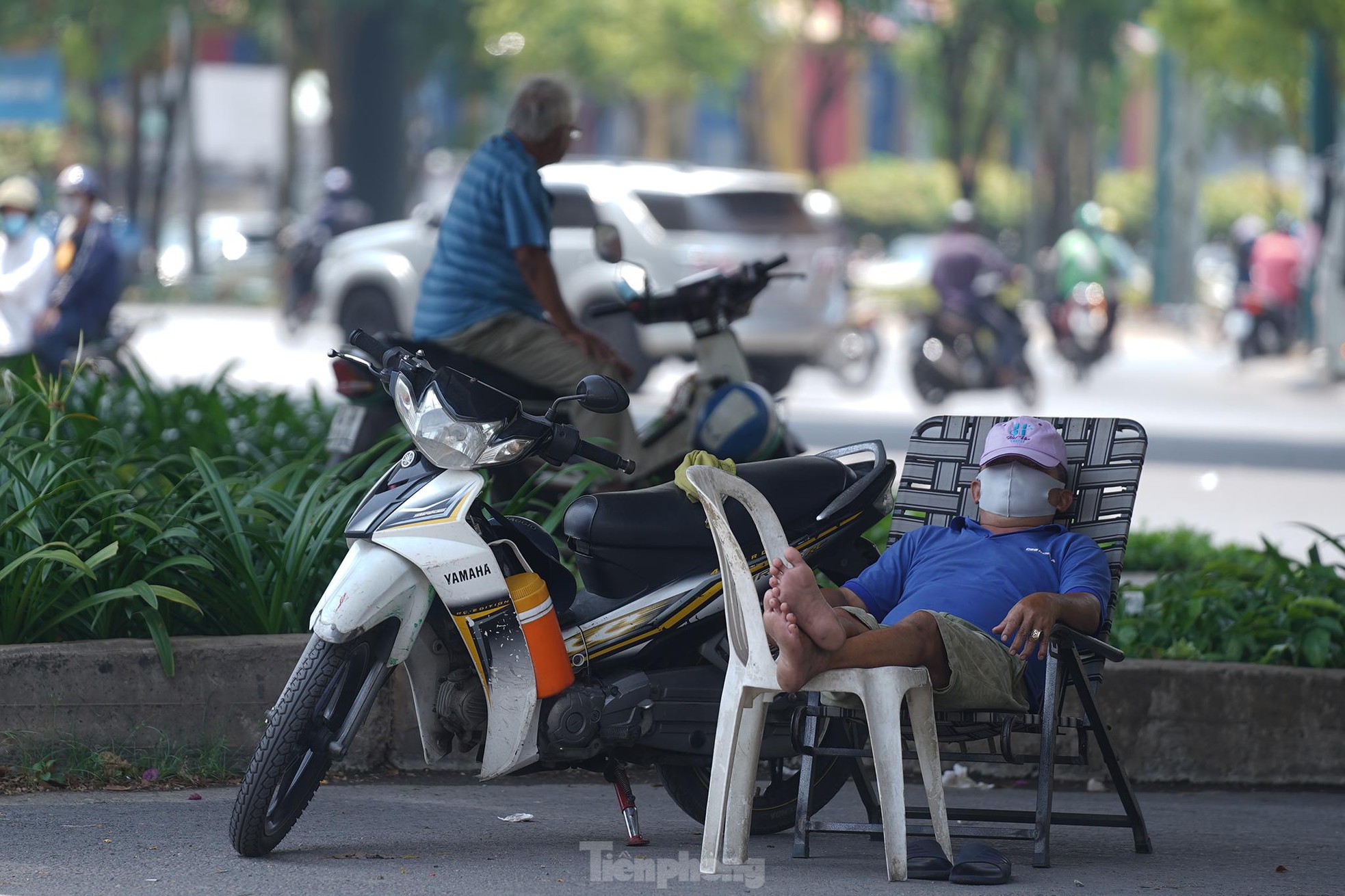 Người dân TPHCM mắc võng ở công viên tránh nóng - Ảnh 5.