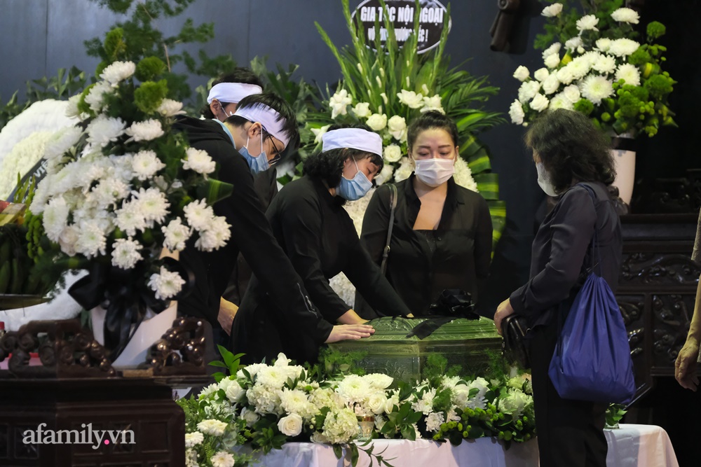 Lễ tang nhạc sĩ Ngọc Châu Thì thầm mùa xuân: Gia đình khóc nghẹn; Chồng diva Mỹ Linh, Chiều Xuân và dàn nghệ sĩ lần lượt vào viếng - Ảnh 11. Lễ tang nhạc sĩ Ngọc Châu Thì thầm mùa xuân: Gia đình khóc nghẹn; Chồng diva Mỹ Linh, Chiều Xuân và dàn nghệ sĩ lần lượt vào viếng - Ảnh 11.