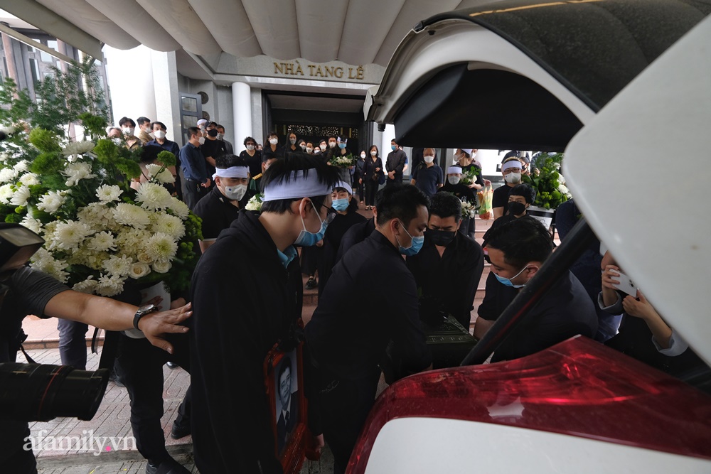 Lễ tang nhạc sĩ Ngọc Châu Thì thầm mùa xuân: Gia đình khóc nghẹn; Chồng diva Mỹ Linh, Chiều Xuân và dàn nghệ sĩ lần lượt vào viếng - Ảnh 14. Lễ tang nhạc sĩ Ngọc Châu Thì thầm mùa xuân: Gia đình khóc nghẹn; Chồng diva Mỹ Linh, Chiều Xuân và dàn nghệ sĩ lần lượt vào viếng - Ảnh 14.