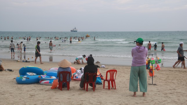  Biển Đà Nẵng đông nghịt người ngày cuối tuần  - Ảnh 6.