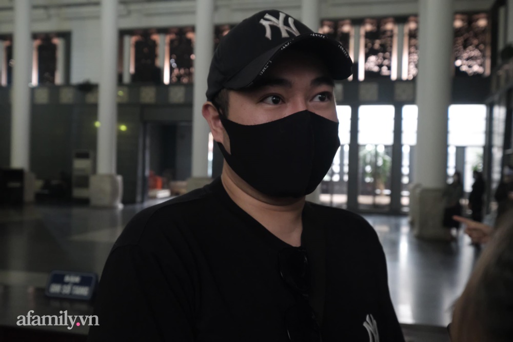 Lễ tang nhạc sĩ Ngọc Châu Thì thầm mùa xuân: Gia đình khóc nghẹn; Chồng diva Mỹ Linh, Chiều Xuân và dàn nghệ sĩ lần lượt vào viếng - Ảnh 10. Lễ tang nhạc sĩ Ngọc Châu Thì thầm mùa xuân: Gia đình khóc nghẹn; Chồng diva Mỹ Linh, Chiều Xuân và dàn nghệ sĩ lần lượt vào viếng - Ảnh 10.