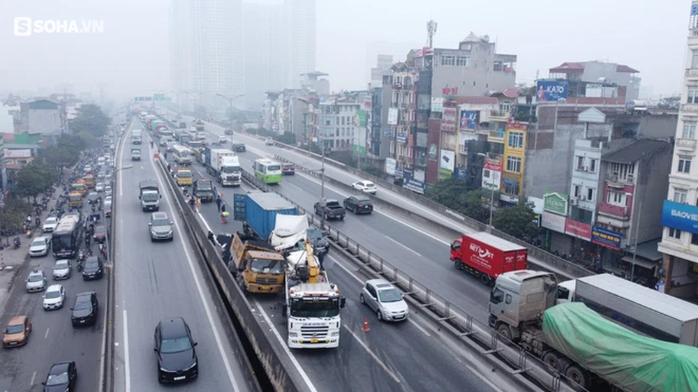 Vành đai 3 ùn tắc nhiều giờ đồng hồ sau va chạm kinh hoàng giữa xe tải và container - Ảnh 1. Vành đai 3 ùn tắc nhiều giờ đồng hồ sau va chạm kinh hoàng giữa xe tải và container - Ảnh 1.