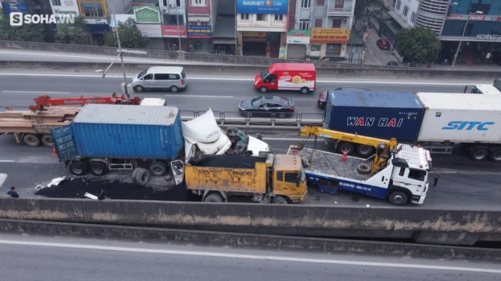 Vành đai 3 ùn tắc nhiều giờ đồng hồ sau va chạm kinh hoàng giữa xe tải và container - Ảnh 2. Vành đai 3 ùn tắc nhiều giờ đồng hồ sau va chạm kinh hoàng giữa xe tải và container - Ảnh 2.