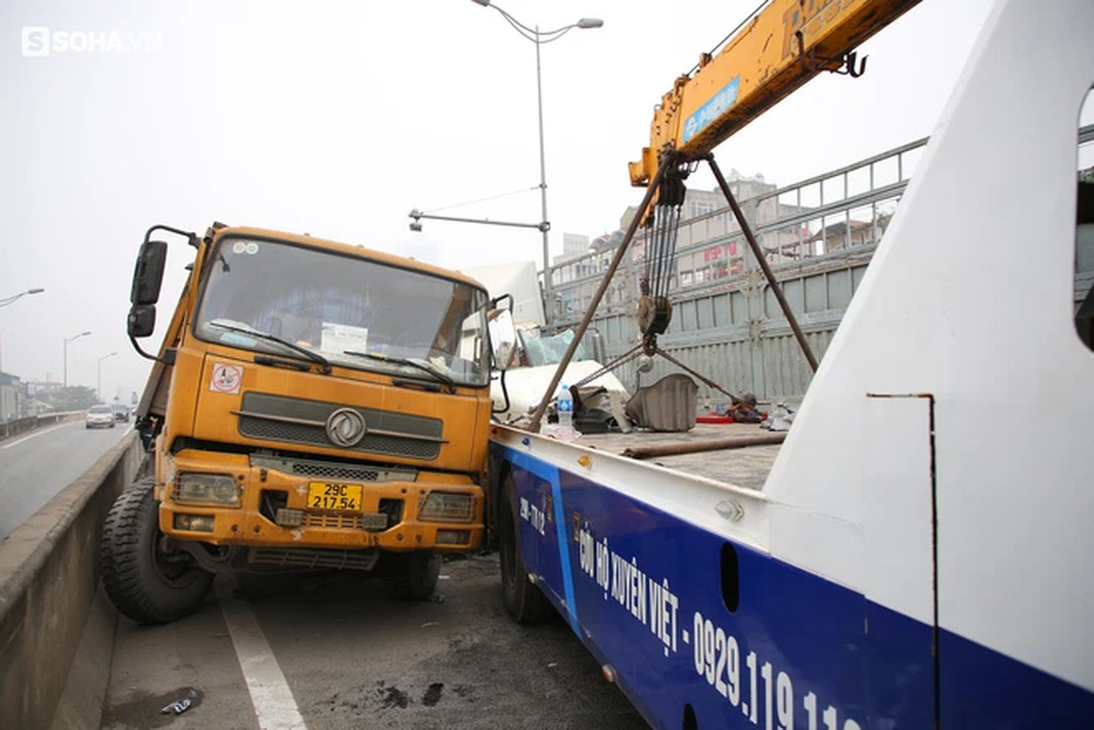 Vành đai 3 ùn tắc nhiều giờ đồng hồ sau va chạm kinh hoàng giữa xe tải và container - Ảnh 3. Vành đai 3 ùn tắc nhiều giờ đồng hồ sau va chạm kinh hoàng giữa xe tải và container - Ảnh 3.