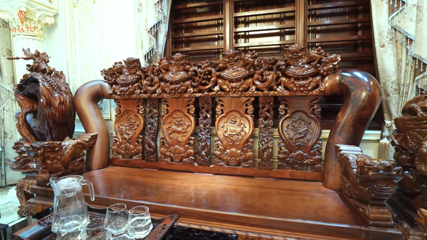 Đại gia Thanh Hóa mất 5 năm gom gỗ làm nhà, bước vào trong choáng nặng với bộ sưu tập đồ gỗ nguyên khối chạm khắc thủ công - Ảnh 3.