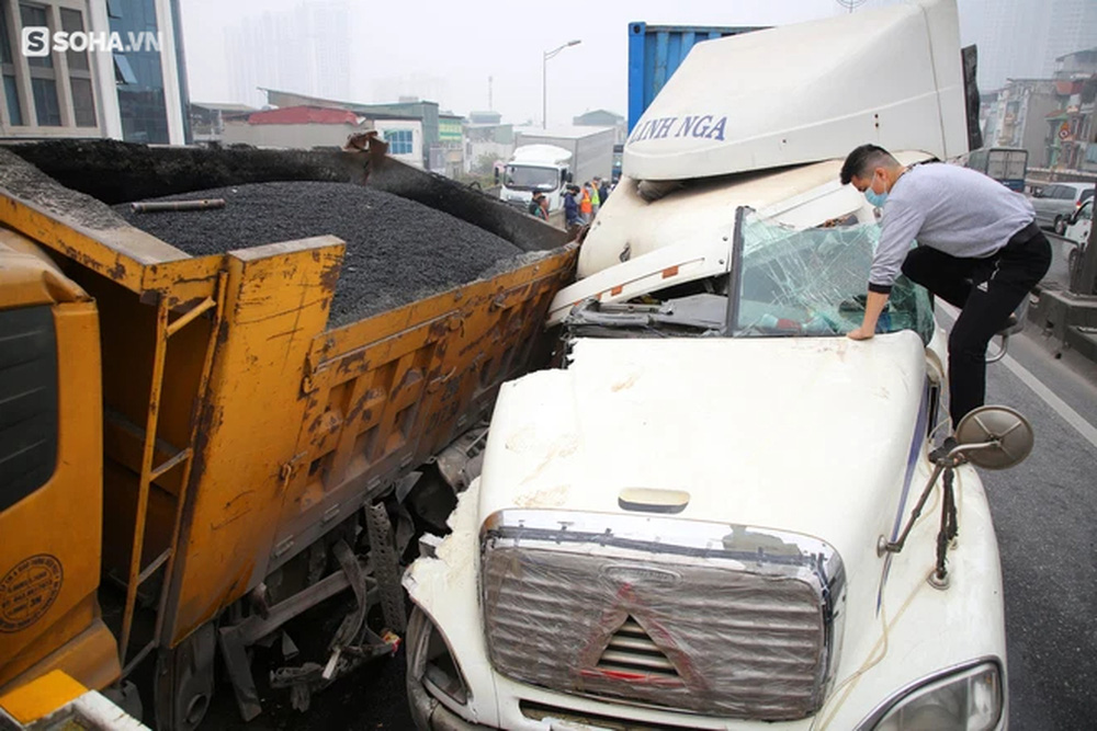 Vành đai 3 ùn tắc nhiều giờ đồng hồ sau va chạm kinh hoàng giữa xe tải và container - Ảnh 4. Vành đai 3 ùn tắc nhiều giờ đồng hồ sau va chạm kinh hoàng giữa xe tải và container - Ảnh 4.