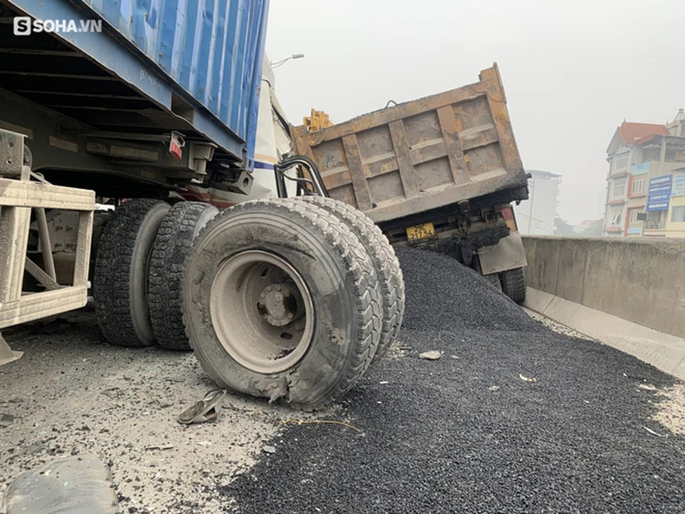 Vành đai 3 ùn tắc nhiều giờ đồng hồ sau va chạm kinh hoàng giữa xe tải và container - Ảnh 5. Vành đai 3 ùn tắc nhiều giờ đồng hồ sau va chạm kinh hoàng giữa xe tải và container - Ảnh 5.