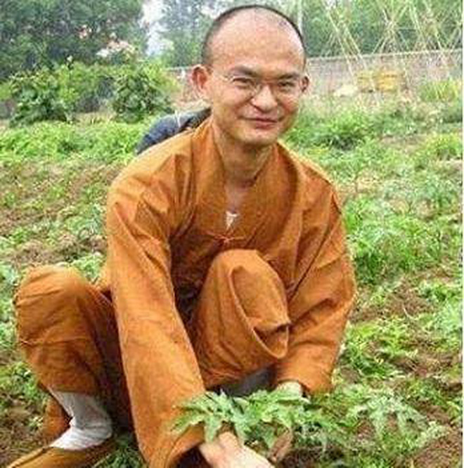 Đang là tiến sĩ thiên tài được cả quê hương trông đợi, nam sinh đột ngột đòi đi tu: Hơn 10 năm sau cuộc đời thay đổi quá khá biệt - Ảnh 2. Đang là tiến sĩ thiên tài được cả quê hương trông đợi, nam sinh đột ngột đòi đi tu: Hơn 10 năm sau cuộc đời thay đổi quá khá biệt - Ảnh 2.