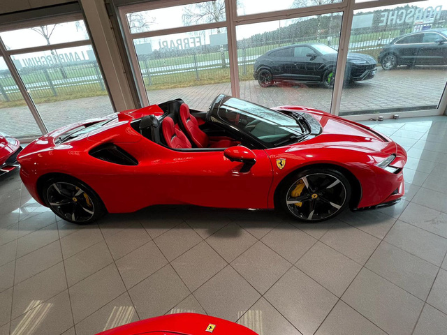 Đại lý tư nhân chào hàng Ferrari SF90 Spider giá hơn 45 tỷ đồng tới đại gia Việt: Siêu xe xăng lai điện hot trong thời nhiên liệu tăng giá - Ảnh 2.