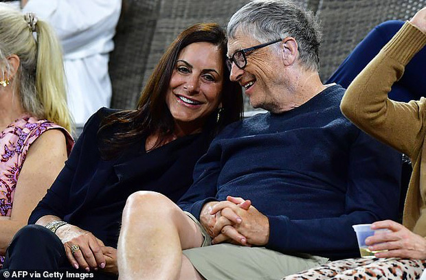  Vừa bị vợ cũ tố ngoại tình, tỷ phú Bill Gates đã liên tục công khai xuất hiện tình cảm với người phụ nữ mới bí ẩn khiến dư luận xôn xao - Ảnh 2.