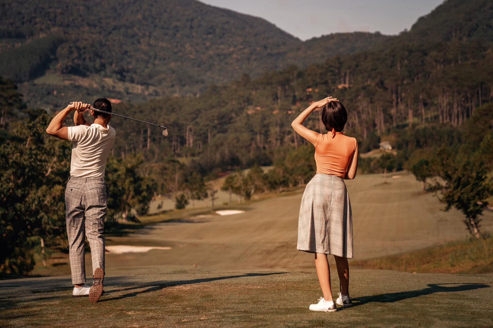 Sân Golf dần là chốn hẹn hò của các cặp đôi nổi tiếng, nghe đồn rất an toàn cho chuyện riêng tư cớ sao lại như thế? - Ảnh 3. Sân Golf dần là chốn hẹn hò của các cặp đôi nổi tiếng, nghe đồn rất an toàn cho chuyện riêng tư cớ sao lại như thế? - Ảnh 3.