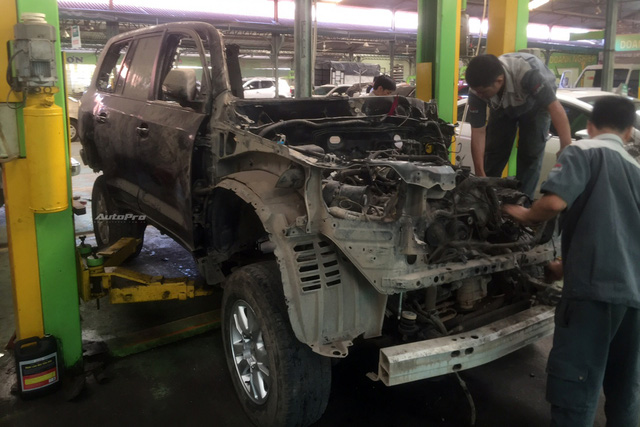 Chủ Toyota Land Cruiser chi 1 tỷ đồng hồi sinh chiếc xe từ đống sắt vụn: Bóng bẩy như mới đập hộp sau 3 tháng, không thể nhận ra bằng mắt thường  - Ảnh 4.
