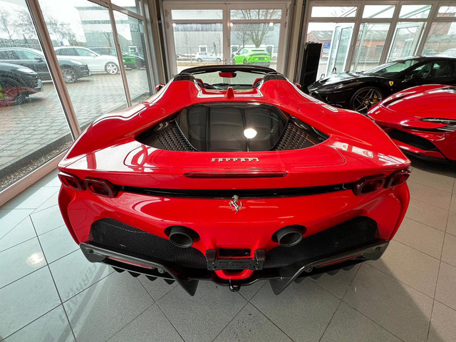 Đại lý tư nhân chào hàng Ferrari SF90 Spider giá hơn 45 tỷ đồng tới đại gia Việt: Siêu xe xăng lai điện hot trong thời nhiên liệu tăng giá - Ảnh 6.