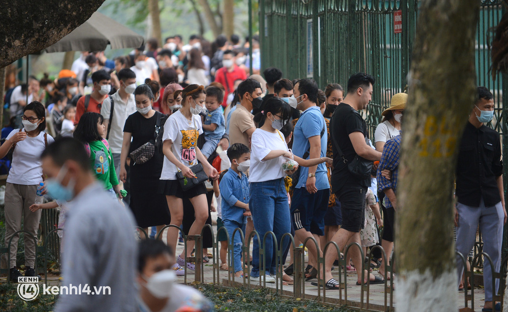  Ảnh: Hàng nghìn người dân đổ về công viên Thủ Lệ vui chơi ngày cuối tuần, trẻ em chen chân cho thú ăn - Ảnh 8.