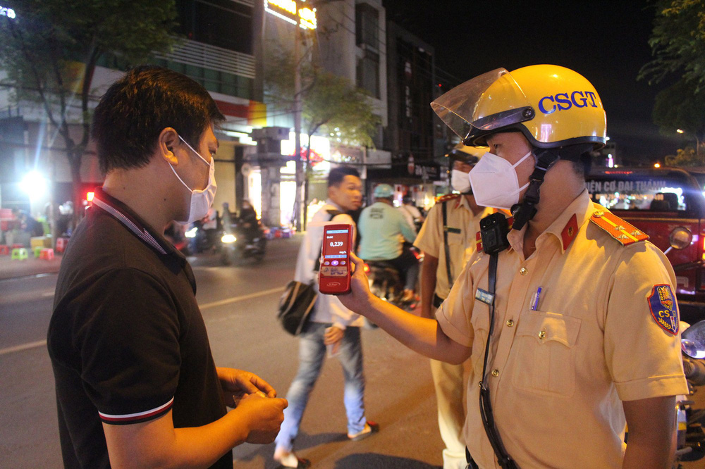  Lái ô tô từ Hóc Môn qua Bình Thạnh uống 2 lon bia, tài xế bị phạt 7,5 triệu đồng - Ảnh 1.