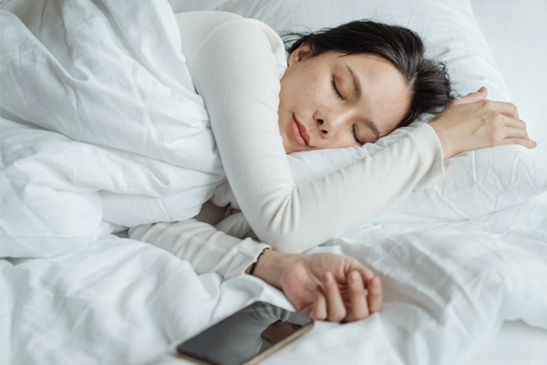 Đừng bao giờ đặt 5 thứ này ở đầu giường vì nó có thể khiến bạn mất ngủ, sinh trọng bệnh và làm suy giảm tuổi thọ nghiêm trọng - Ảnh 3.
